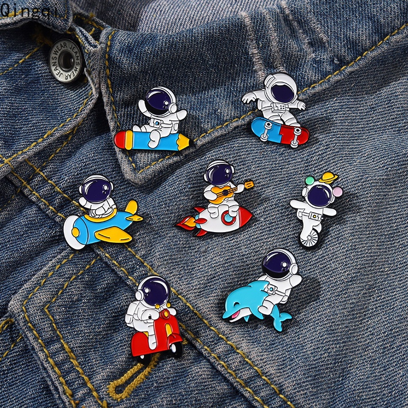 Bros Pin Enamel Desain Kartun Astronot Roket Menari Sing Gitar Untuk Aksesoris Tas Ransel Wanita