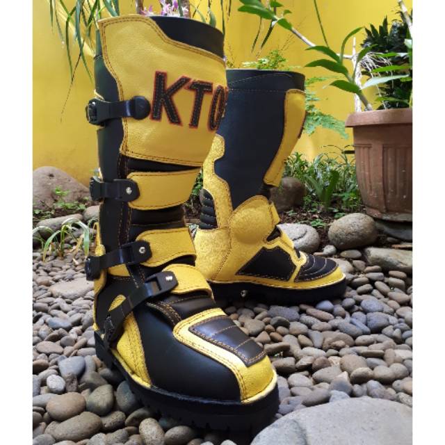 Sepatu custom adventure trail model acerbis