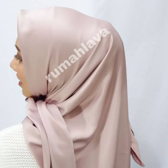 Hijab segiempat Satin Silk by Dafanya - Jilbab kerudung scarf murah