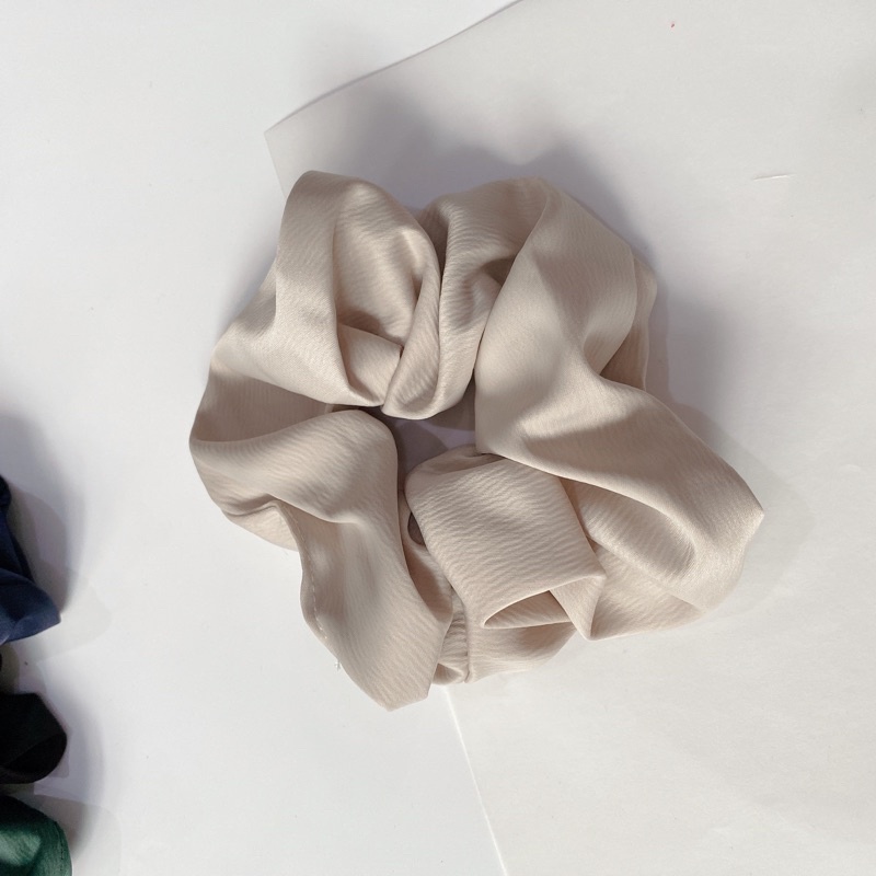SATIN KOREAN BIG SCRUNCHY / IKAT RAMBUT KOREA BESAR / SCRUNCHIES / JUMBO / CEPOLAN HIJAB SUPER BESAR-Cream