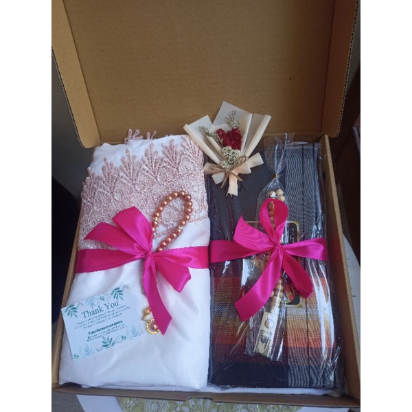 HAMPERS COUPLE PAKET WEDDING MUKENA SUTERA SARUNG WADIMOR FREE BOUQET BUNGA MINI