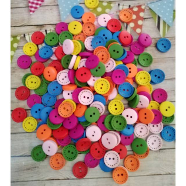 Kancing kayu warna 100 pcs diameter 1.5 &amp; 2 cm