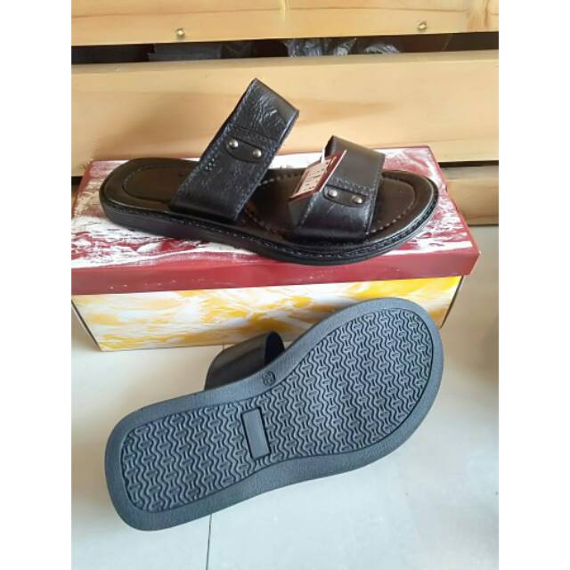 Sendal pria LACOSTE