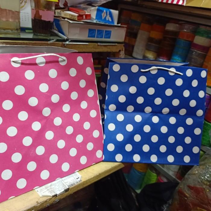 

Setsuko53.Jaya Paper Bag Nasi Kotak 25 Polkadot Isi 12 Pcs Terlaris Dan Termurah