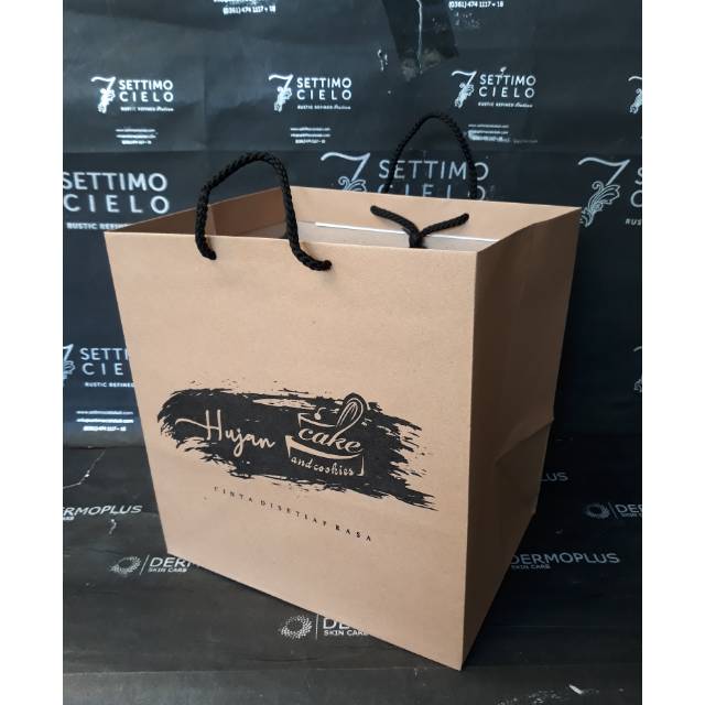 

paperbag edisi kotak nasi ..pxlxt 22cmx22cmx25cm, bahan tebal, kuat, lipatan rapi
