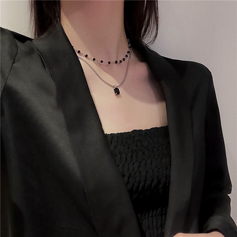 Kalung Musim Panas Model Double Layer Aksen Berlian Warna Hitam Untuk Wanita