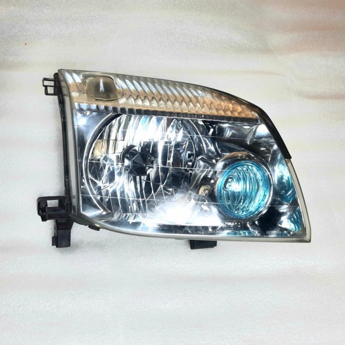 Headlamp / lampu depan mobil Nissan Xtrail T30