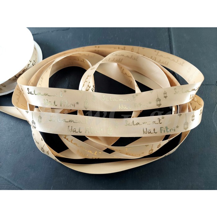 

Pita Idul Fitri - Satin Emboss Emas Motif A; Lebar 2.5 cm; Cream