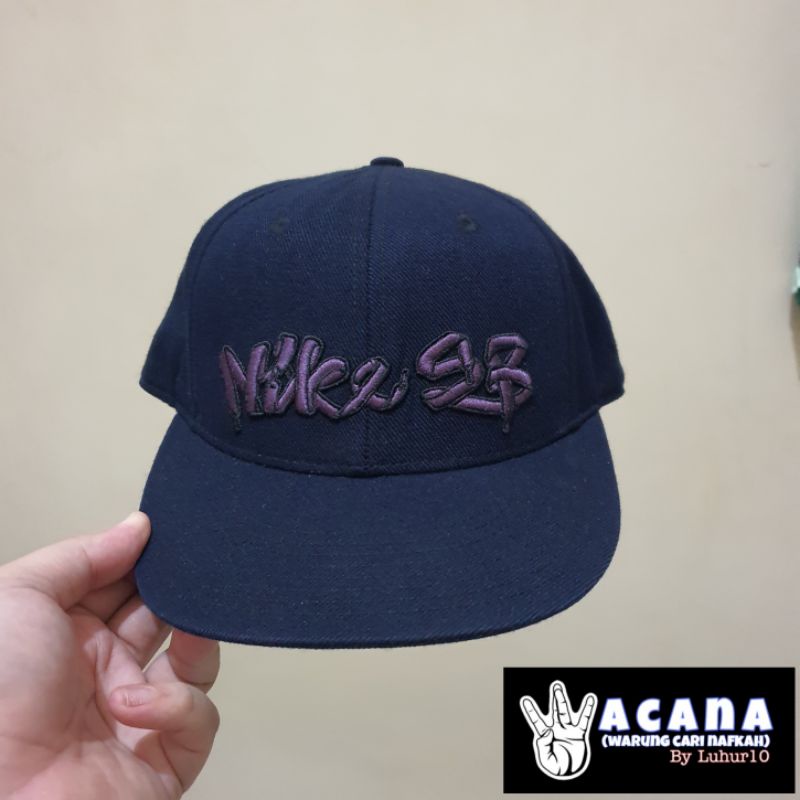 Topi Flat Visor Script Tulisan Nike SB Warna Navy Model Built up ukuran 7½ downsize [Second]