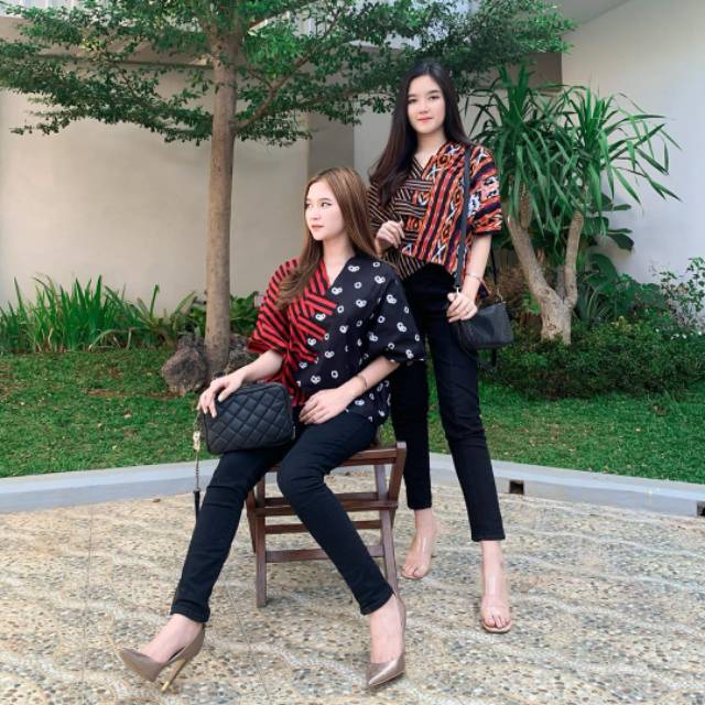 Batik Model Crop Motif Etnik Outfit Wanita Masa Kini