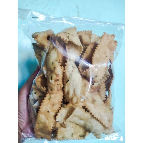 

keripik pangsit seledri-camilan sehat-makanan ringan- kerupuk bawang-keripik bawang- snack kering