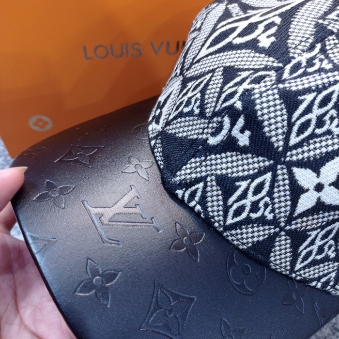 topi baseball lv +box magnet paperbag 1 - Hitam