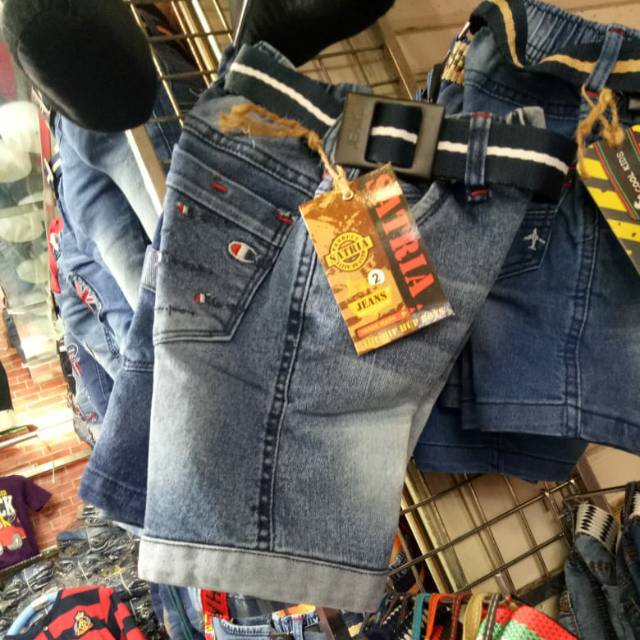 Levis pendek pria