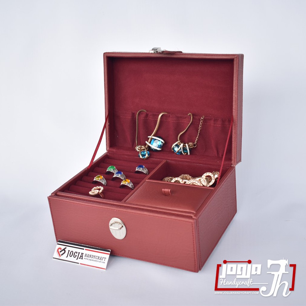 Jewelry Box / Tempat Perhiasan / Kotak Perhiasan dan Accesories Maroon