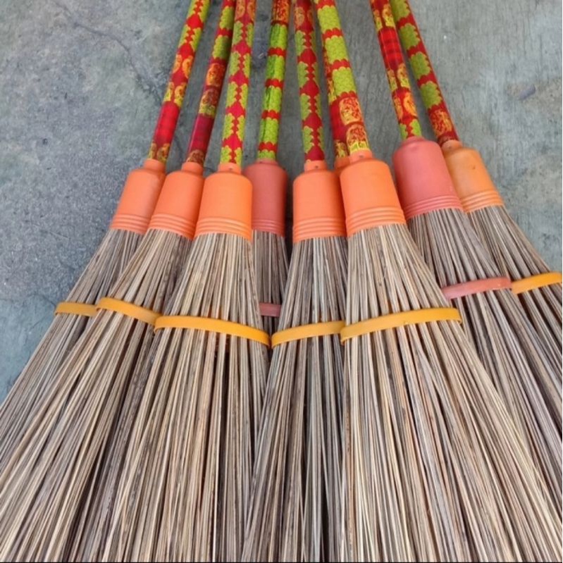 Sapu lantai dan sapu lidi taman