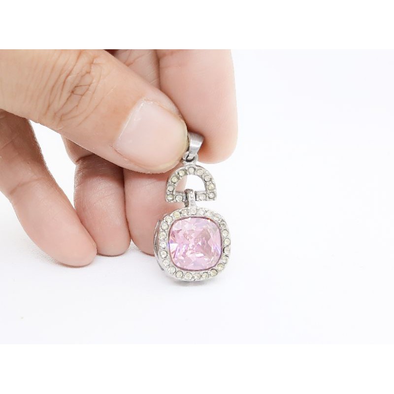 liontin unik titanium mata pink