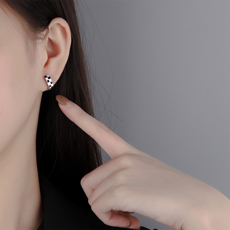 Anting Tusuk Sterling Silver 925 Simple Motif Kotak-Kotak Hitam Putih Untuk Wanita