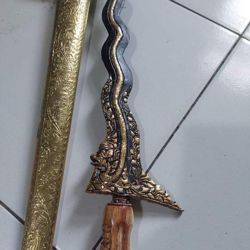 Keris nogo sosro berdiri