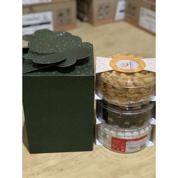 

CUCI GUDANG paket hampers ina cookies reguler isi 3