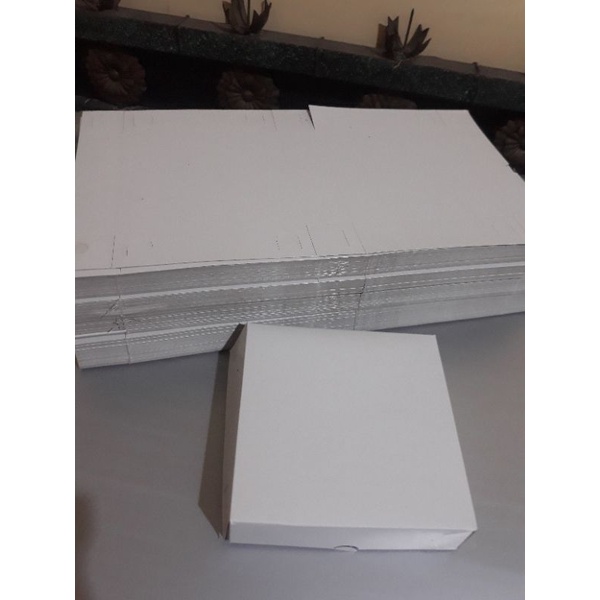 

Kardus putih polos uk. 15×15×4 cm / Dus putih polos