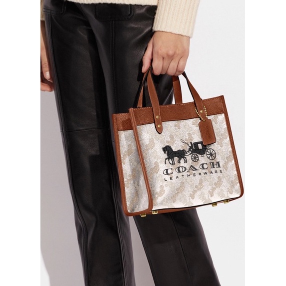 Coach Field Tote 22 With Horse And Carriage Print And Carriage Badge (C8456)