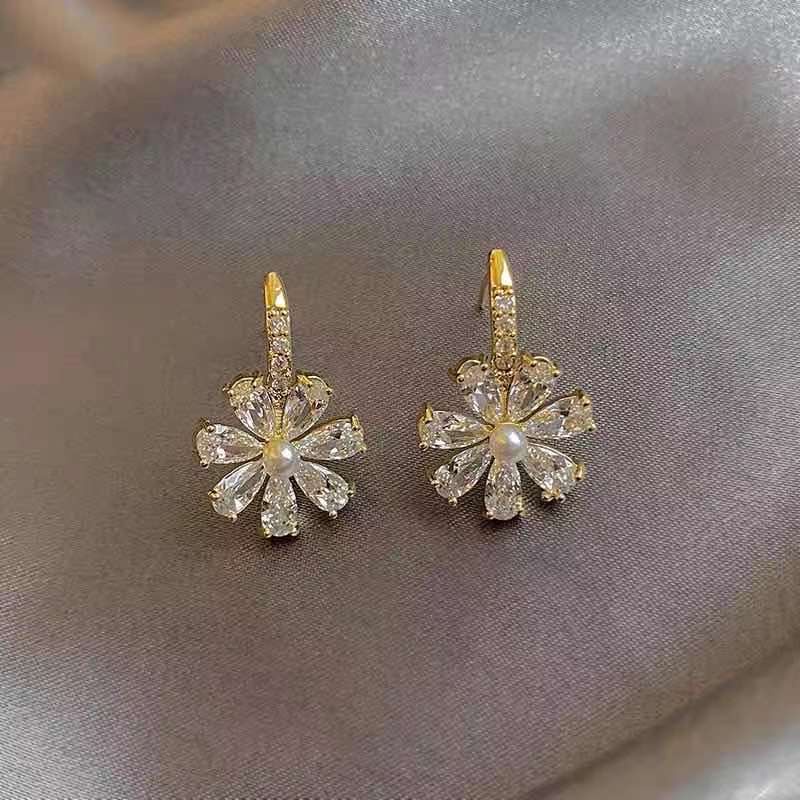 Kepingan salju anting-anting segar anting-anting wanita elegan berlian bersinar giwang telinga dingi