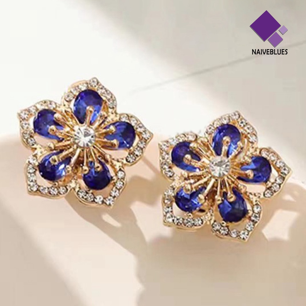 1 Pasang Anting Stud Desain Bunga Aksen Glitter Bahan Alloy Tahan Lama Untuk Wanita