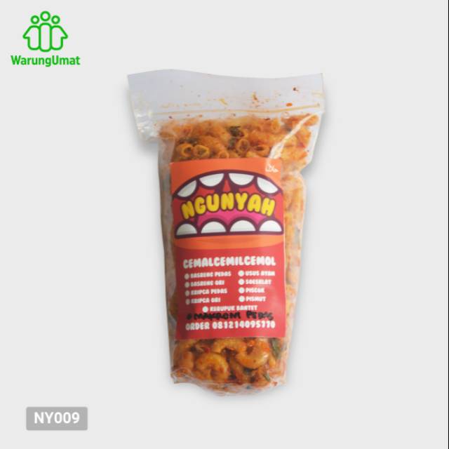 

Ngunyah cemilan macaroni pedas