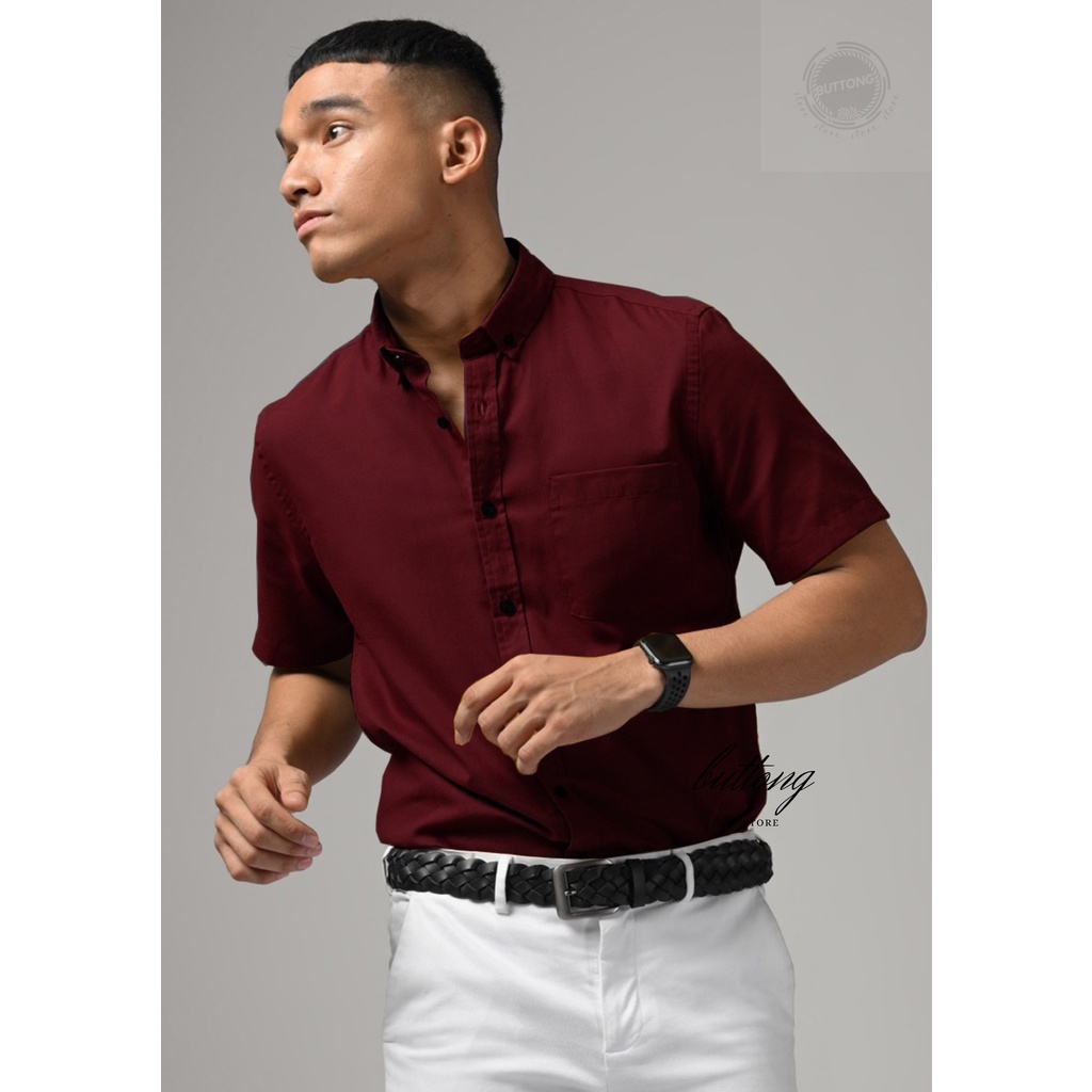 kemeja pendek linen polos slim fit hem kasual berwarna merah maron kekinia berukuran