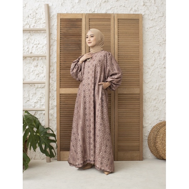 DAPHNE DRESS WEARING KLAMBY