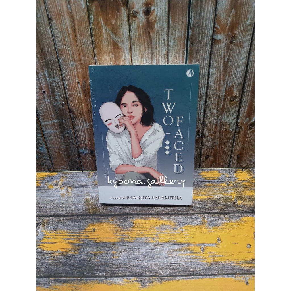 Novel Two Faced by Pradnya Paramitha (Buku dan Booklet Randu POV)
