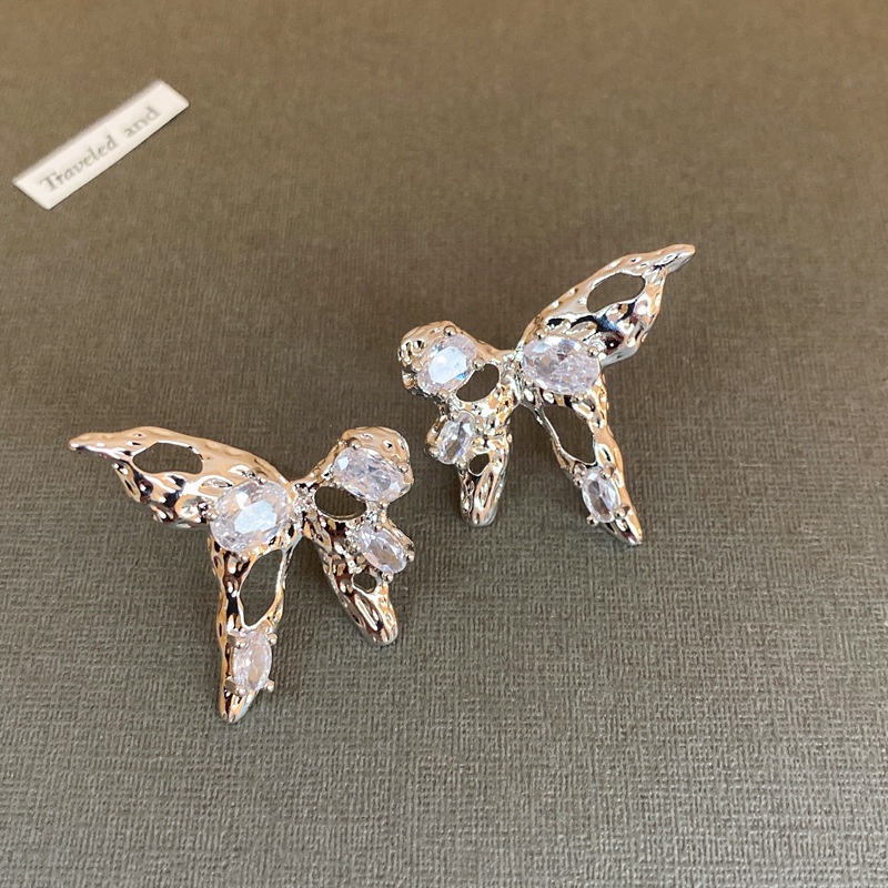 Anting Tusuk Model Kupu-Kupu Hollow Asimetris Bahan Metal Dengan Batu Zircon Untuk Wanita Butterfly