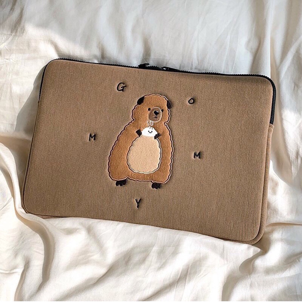 Sleeve Pouch Sarung Tas Bag Case Ipad Tab Tablet Macbook Air Pro Laptop Asus Acer Lenovo HP Huawei 11 12 13 14 15 inch Motif Gambar Beruang Huruf Bear Letter Warna Coklat Brown Lucu Cute Murah Korean Model