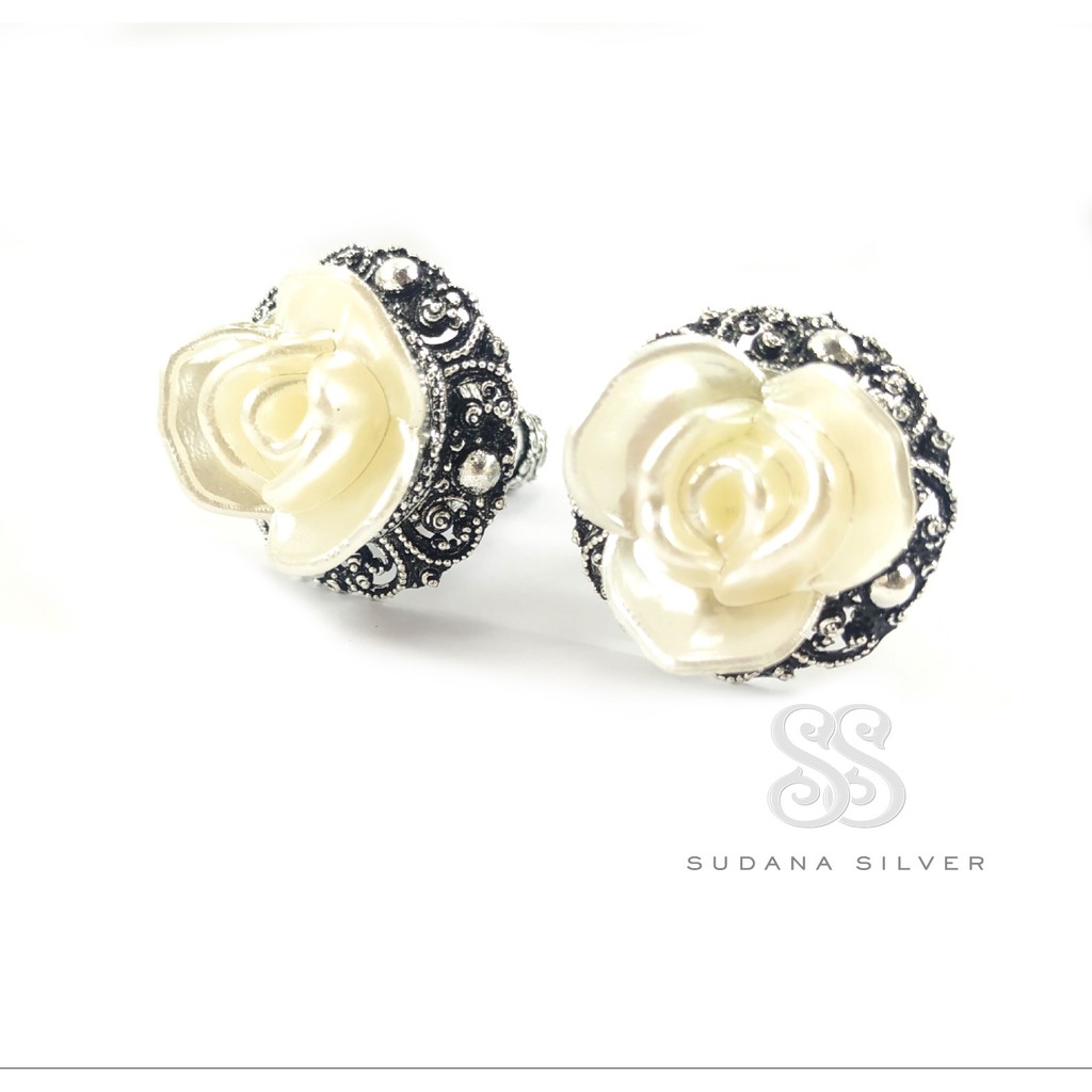 Subeng Giwang Anting Alpaka Mutiara Risin Motif Bunga Bali