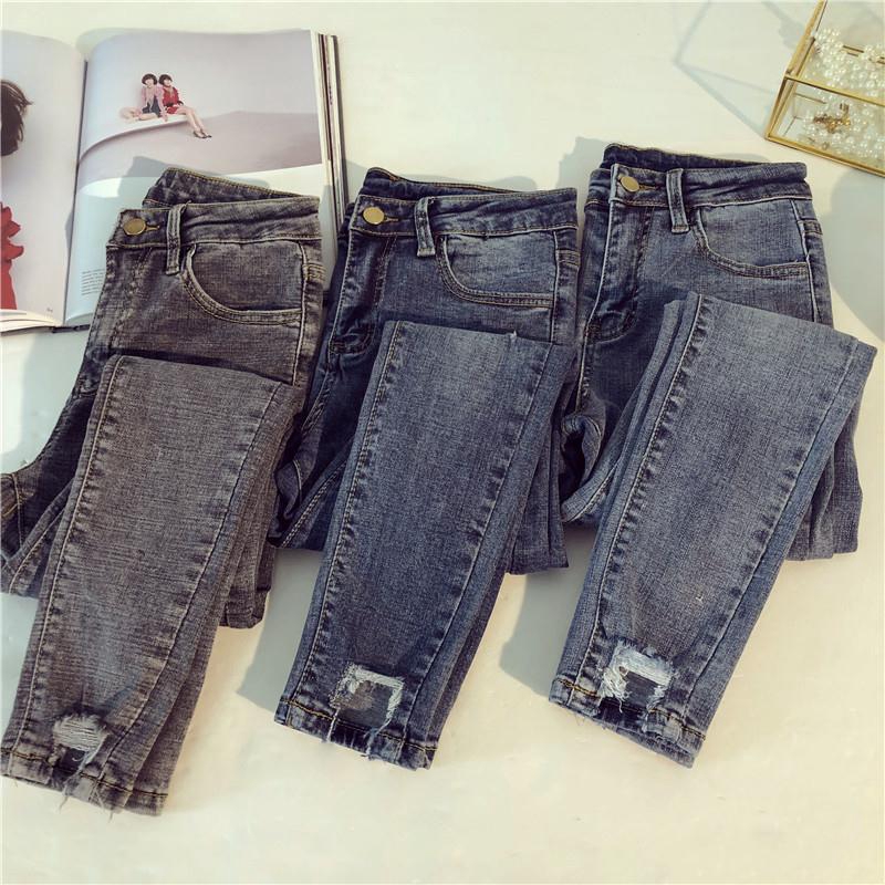  Celana  Jeans  Wanita  Model  High Waist dan Ripped  dengan 