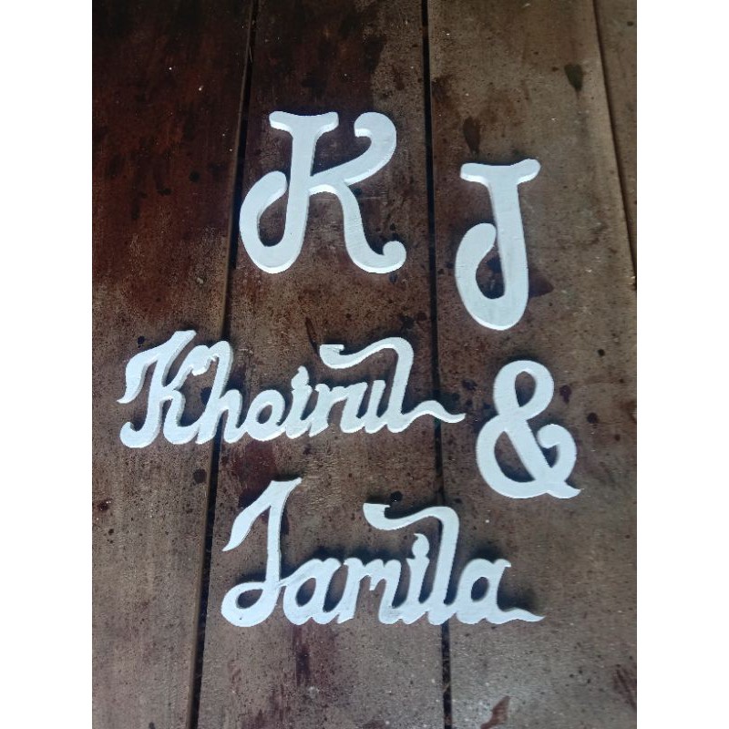 

Huruf nama custom kayu