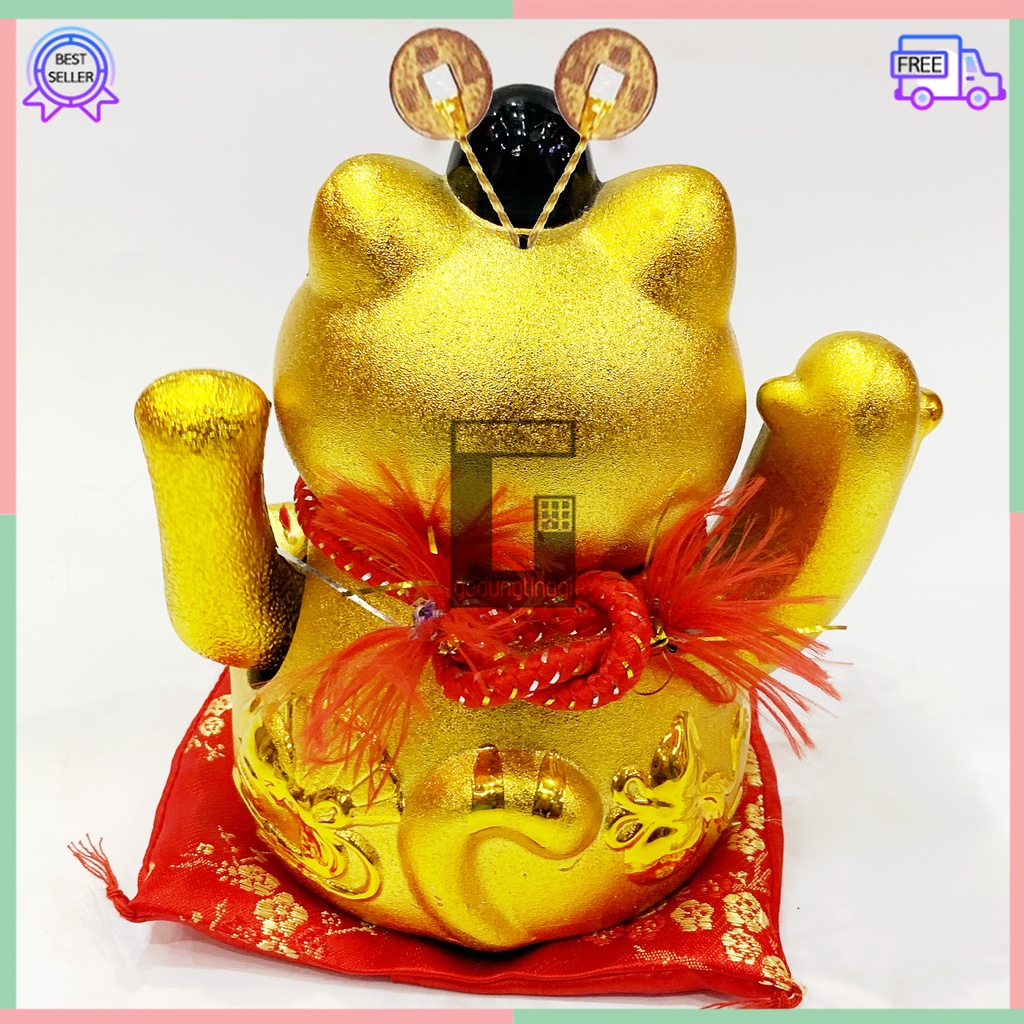 Patung Pajangan Boneka Hiasan Kucing Hoki Fengshui Maneki Neko Maneko Neki Keberuntungan Lucky Cat Jepang Cina China Keramik Ceramic Gold Emas Baterai Batrai Batre Batrei Baterry Batery Listrik Tangan Gerak Goyang Melambai Panggil Memanggil Rejeki Murah