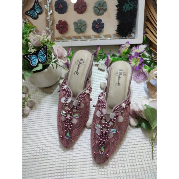 sepatu Ruby Mauve tinggi 5cm tahu bisa request wrna tinggi motif brukat tile sesuai stok yah ka sebelum membeli baca dahulu utk request warna bisa motif sesuai stok ya