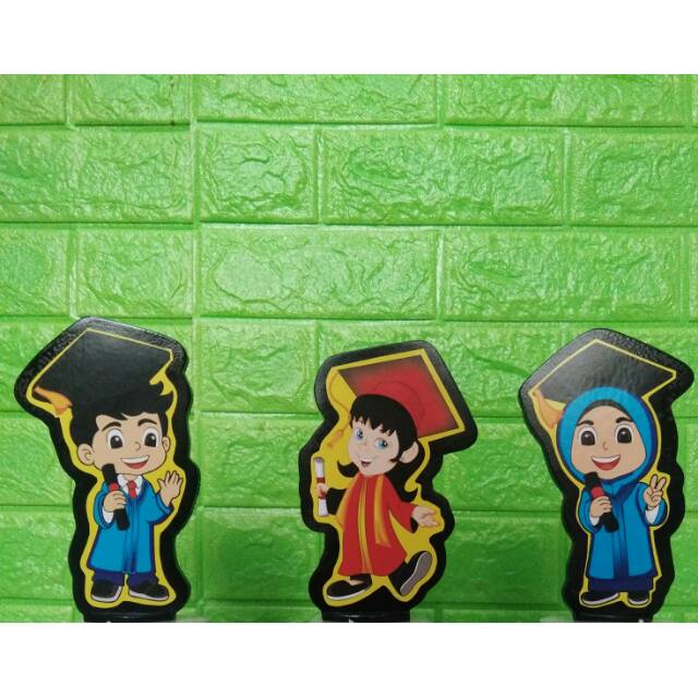 Patung piala wisuda cowok cewek dan cewek hijab