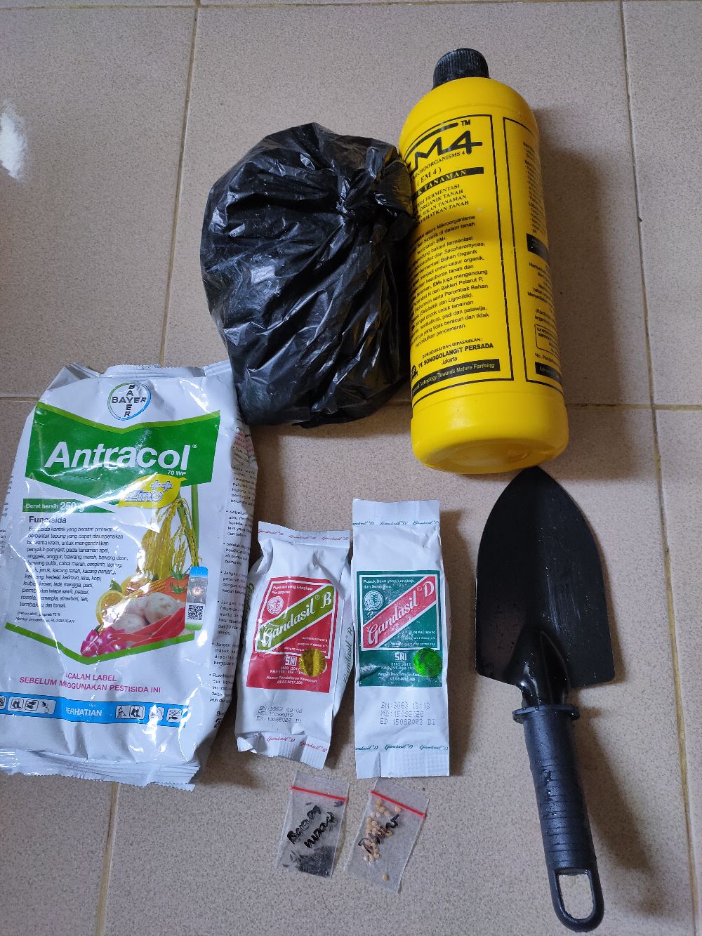 Fungisida/pembasmi Hama. Antracol 70 Wp. Isi 250 G.