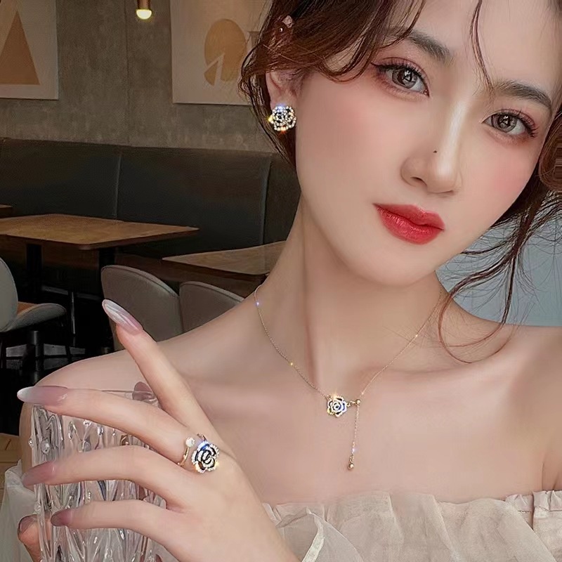 YEEZII Cincin Emas Bentuk Bunga Camellia Aksen Berlian Gaya Retro Untuk Wanita