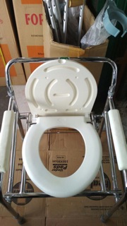 Commode Chair Kursi  Tempat BAB  Deluxe Commode Chair 