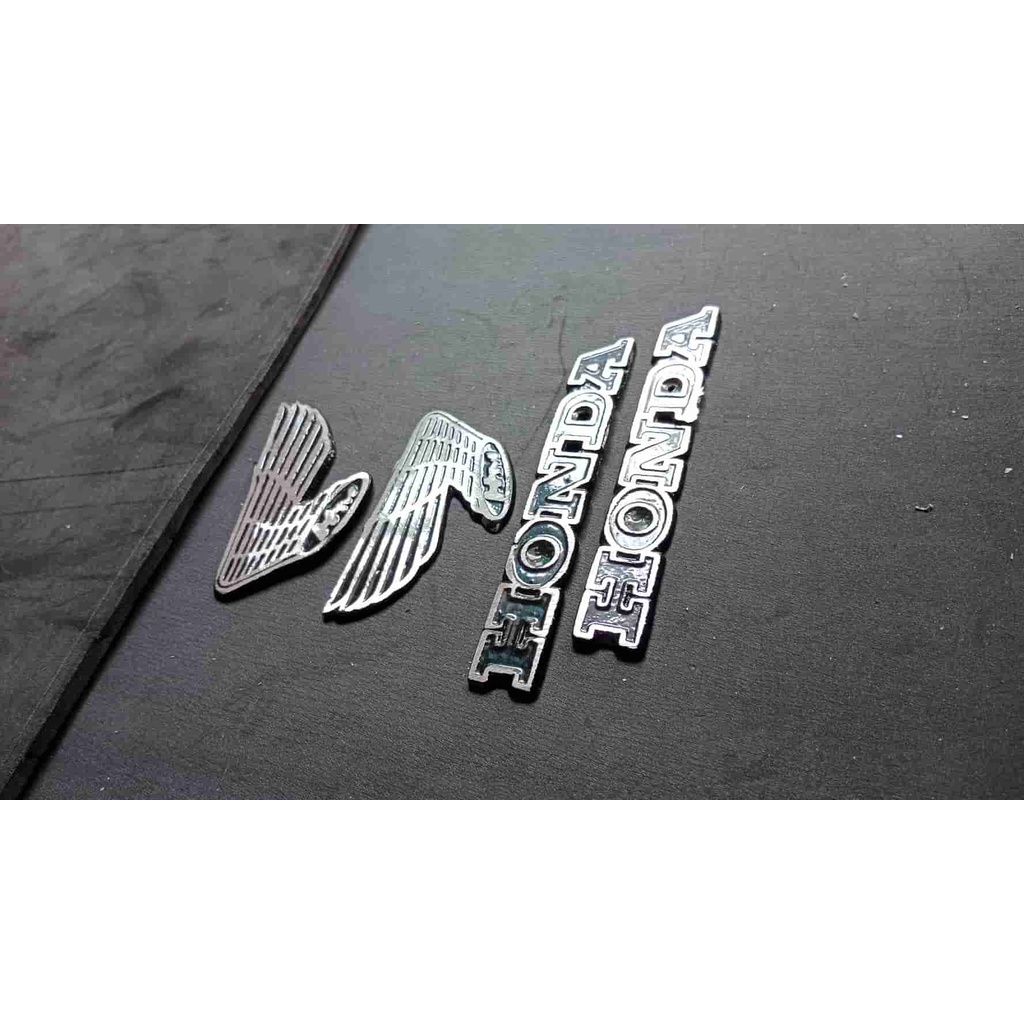 emblem Tangki cb100 1set emblem tangki cb100 galatik emblem tangki gelatik cb100 (LOKAL HITAM)