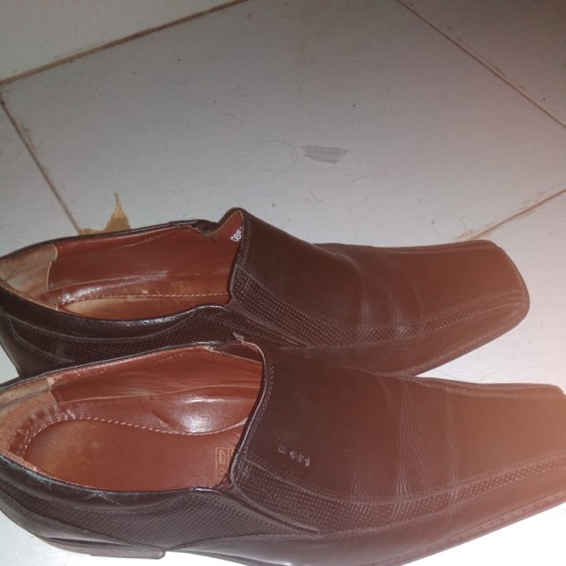 SEPATU LAKI-LAKI/ PRIA MERK BONIA PRELOVED