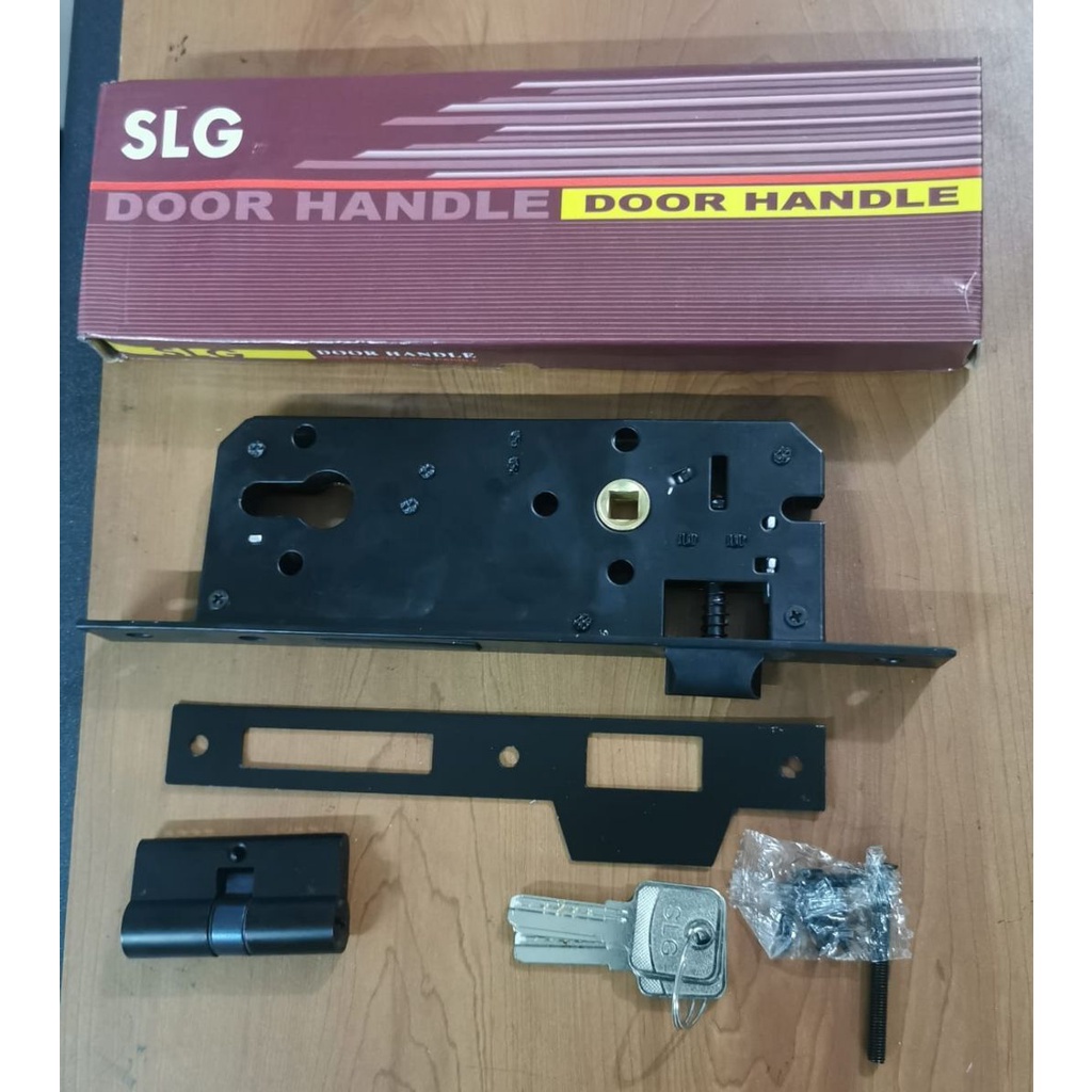 Handle pintu komplit dengan body kunci merk Soligen model kotak
