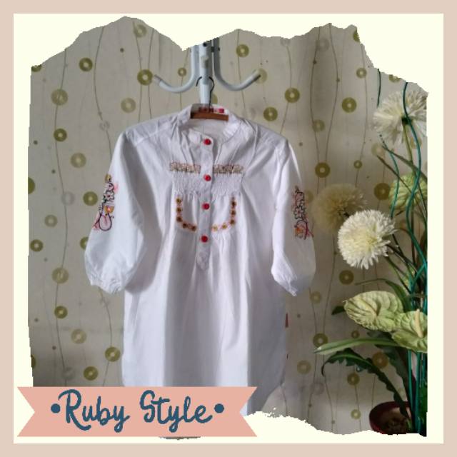 Novel Mice Blouse Putih Preloved /Thrift