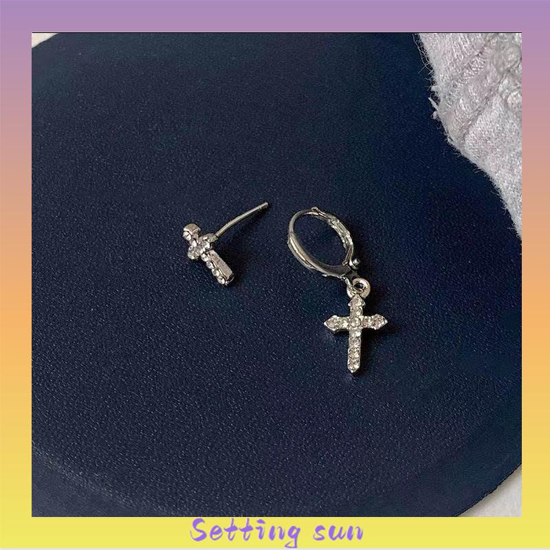 Anting Stud Asimetris Desain Salib Aksen Berlian Kilau TN