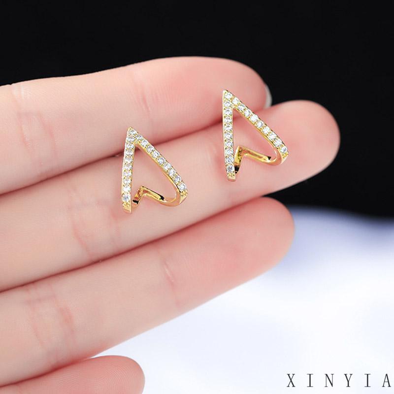 【Bayar di tempat】Segitiga Sederhana Micro Inlay Zirkon Kepribadian Mengkilap Anting-Anting berbentuk V - SO