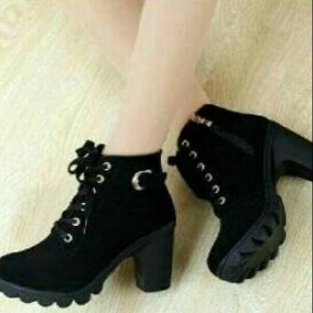 Sepatu wanita boot warna hitam