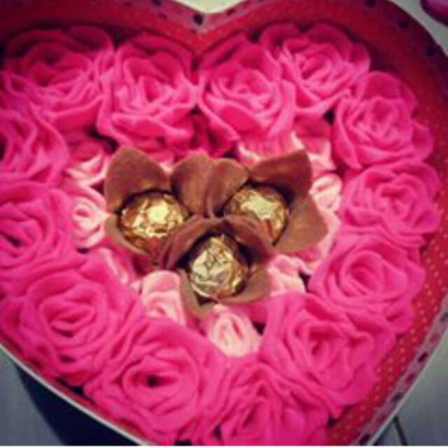 

Bunga box isi coklat